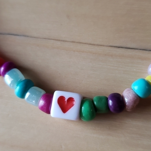 𝅺red Heart Rainbow Beaded Bracelet NWOT - Picture 3 of 3